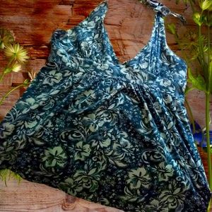 SOLD 🌺🌸Darling Tropical Print Halter top
